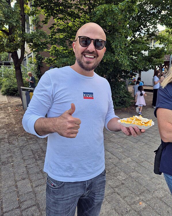 Mann mit Pommes, Daumen hoch