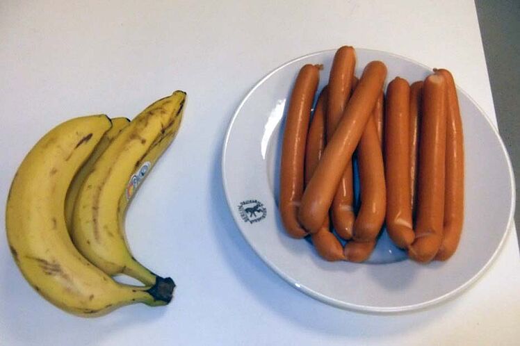 Bananen neben einem Teller mit Würstchen