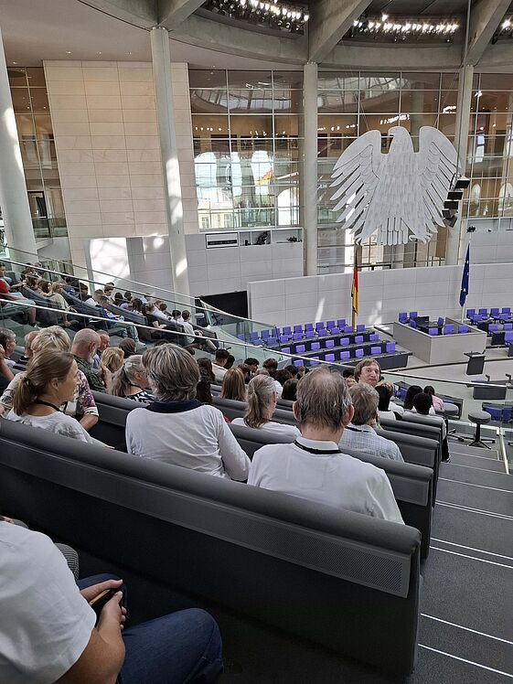 Besuchergruppe im Plenarsaal des Bundestags