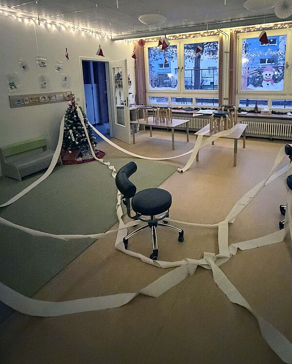 Gruppenraum mit Toilettenpapier