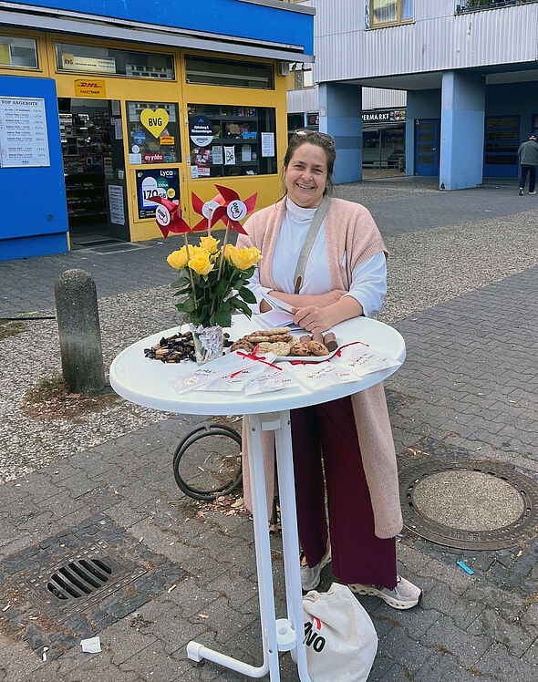 Projektkoordinatiorin Inga Freisleben an einem Stehtisch vor dem Treff Marie