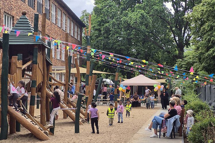Geschmücktes Außengelände beim Kita-Sommerfest
