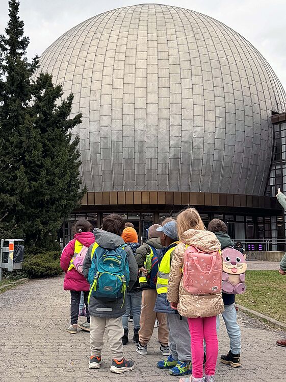 Kinder vor dem Kuppelbau des Planetariums