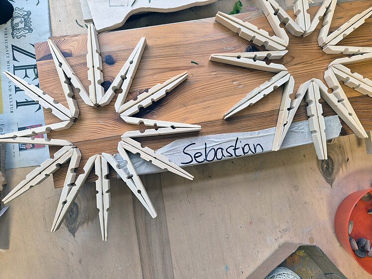Weihnachtssterne aus Holz in der Produktion