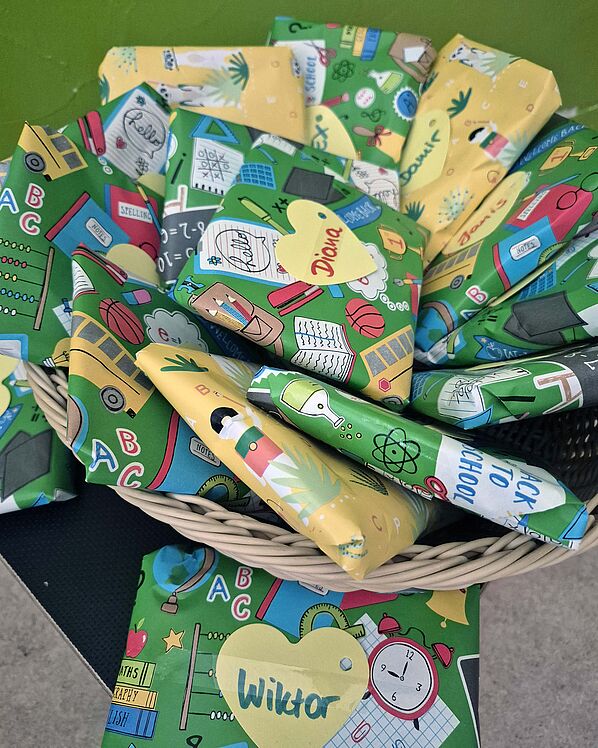 Bunt verpackte Geschenk für die Kinder mit Namen 