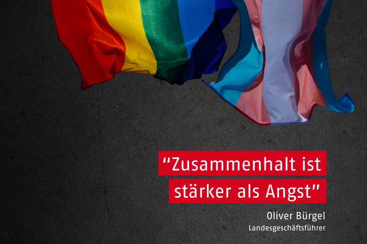 Regenbogen- und Trans-Flagge, Schriftzug "Zusammenhalt ist stärkr als Angst"