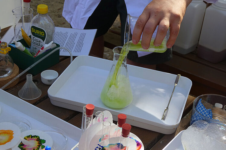 Nahaufnahme Experiment mit Laborgläsern