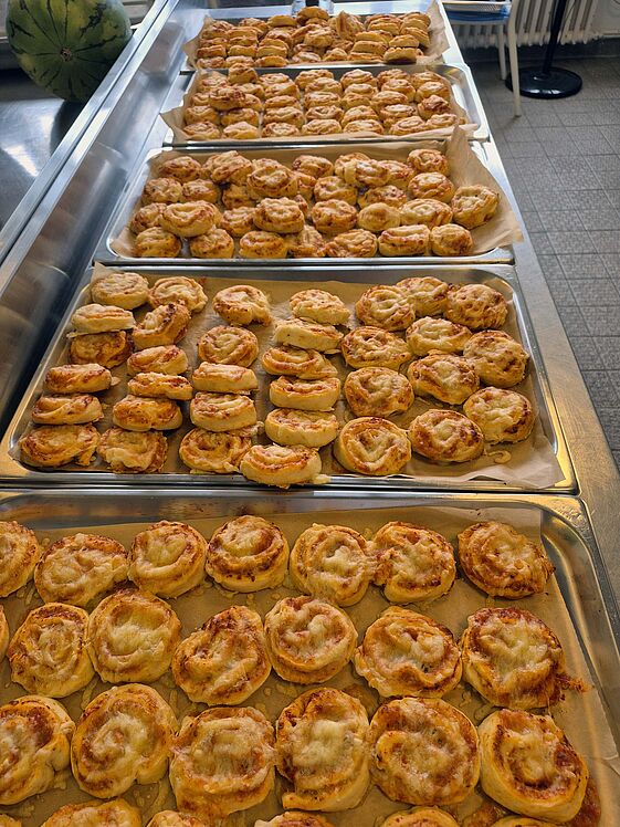 Tabletts voller Pizzaschnecken