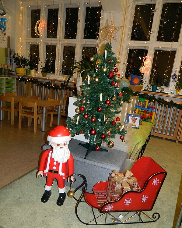 Weihnachtlich geschmückter Gruppenraum