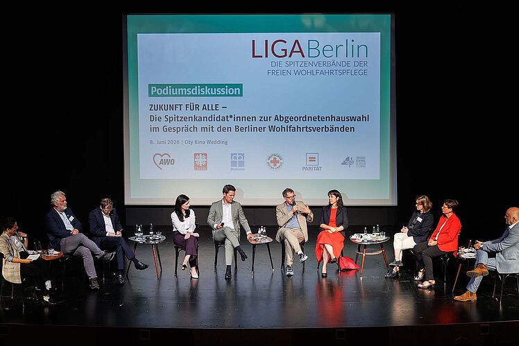 Komplettes Podium während der Diskussion