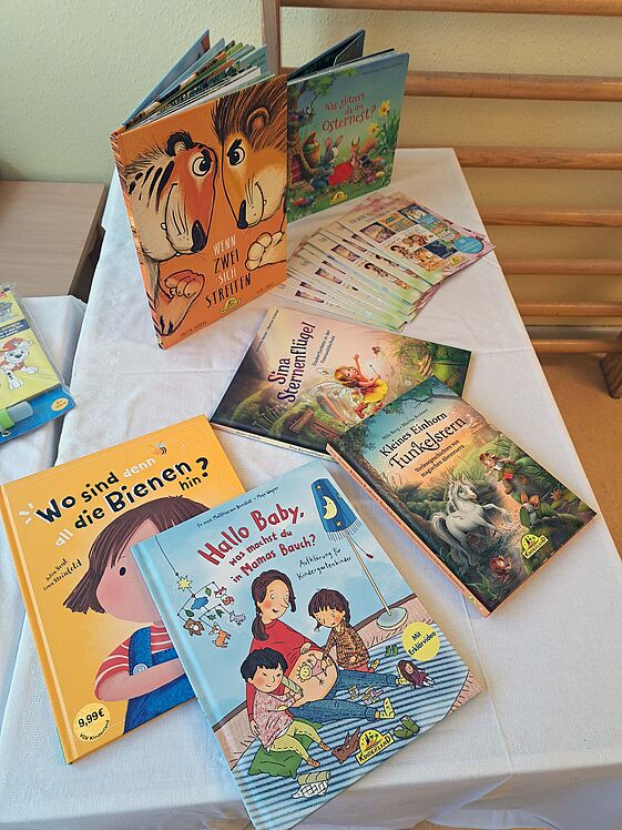 Nahaufnahme Büchertisch hochkant