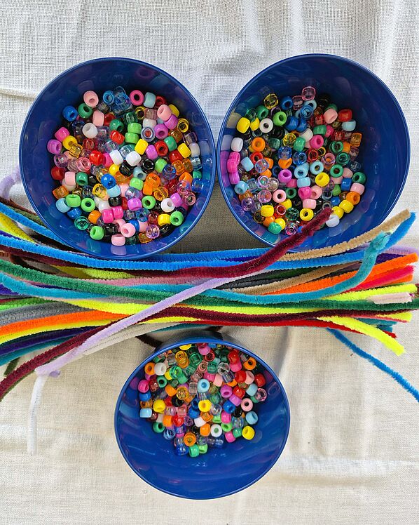 Nahaufnahme Materialien für Perlenfädeln