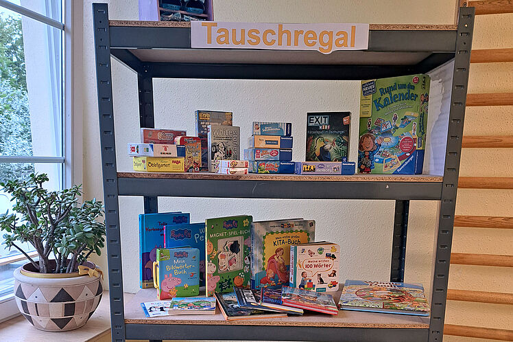 Tauschregal mit Spielen, Büchern, etc.