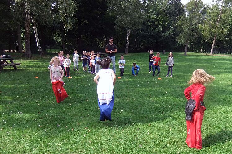 Kinder im Südpark beim Sackhüpfen