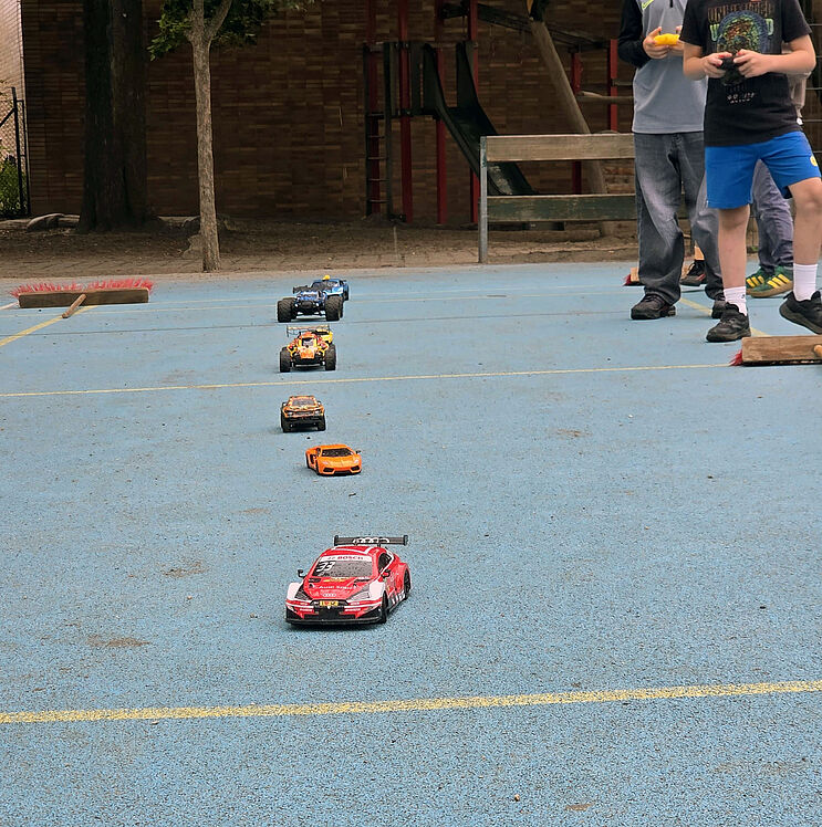 Rallye mit ferngesteuerten Modellautos auf dem Sportplatz
