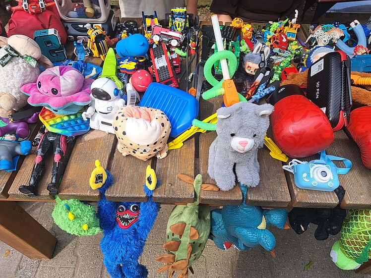 Nahaufnahme Flohmarktstand mit Kuscheltieren und anderen Spielsachen