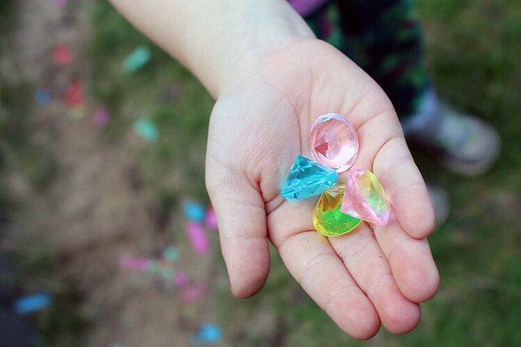 Kinderhand mit Glasdiamanten