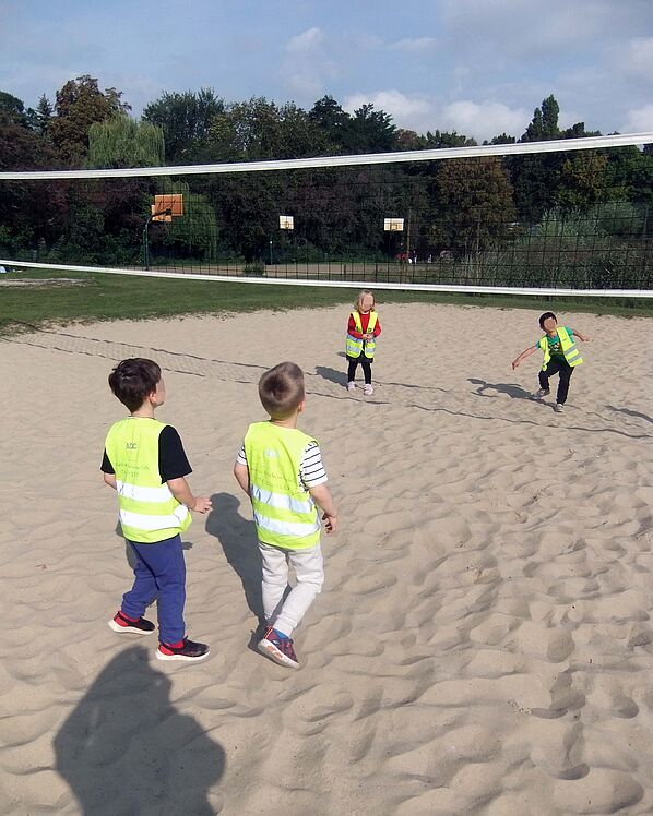 Kinder beim Beach Volleyball im Südpark