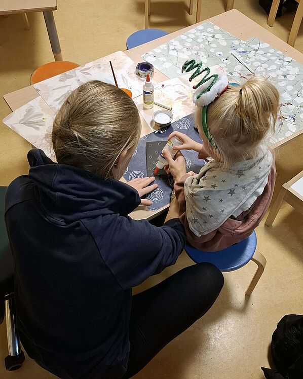 Mutter und Kind beim Basteln