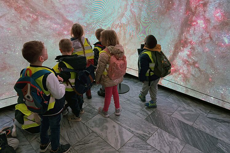 Kinder im Planetarium