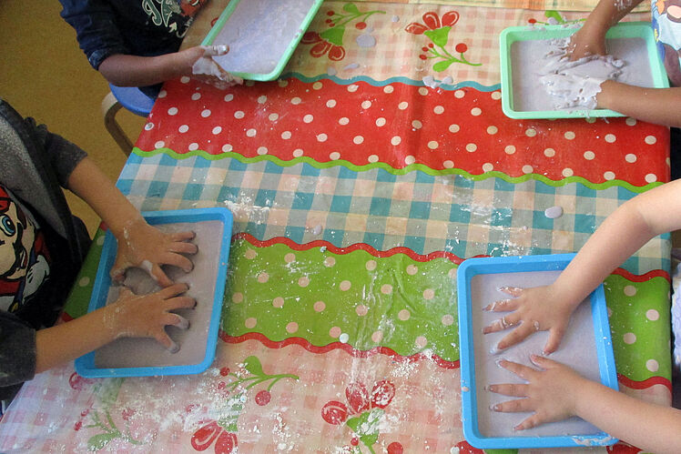 Kinderhände in Formen mit Oobleck