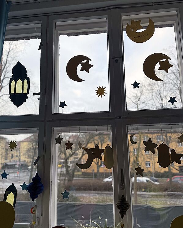 Festlich geschmücktes Fenster