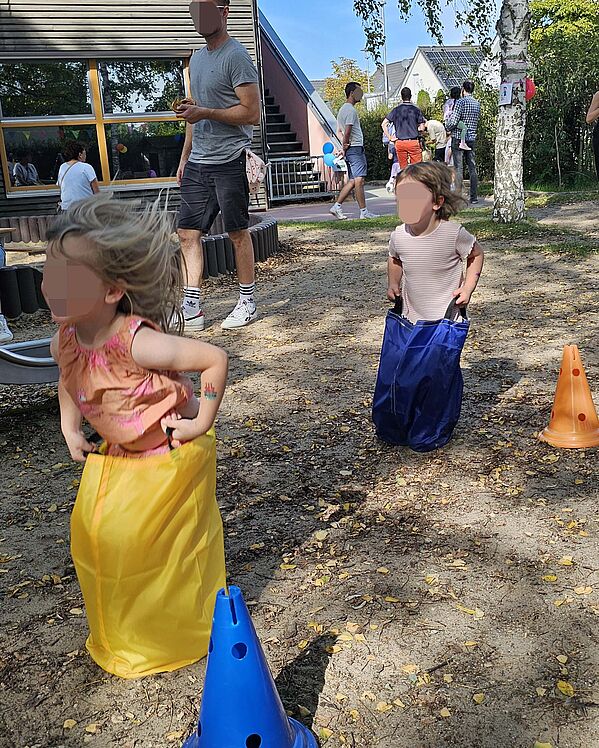 Kinder beim Sackhüpfen
