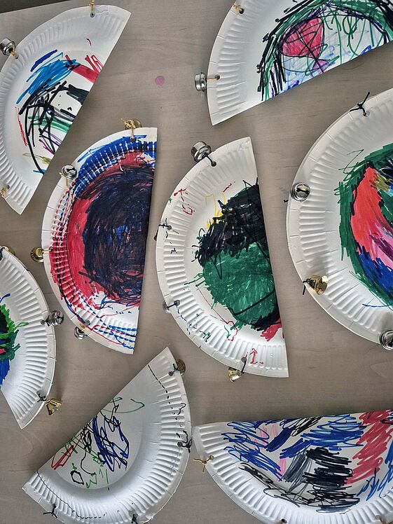 Aus Papptellern gebastelte Rasseln