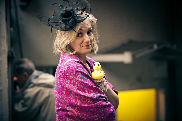 Frau zu Kapppenstein mit Hut und rosa Oberteil