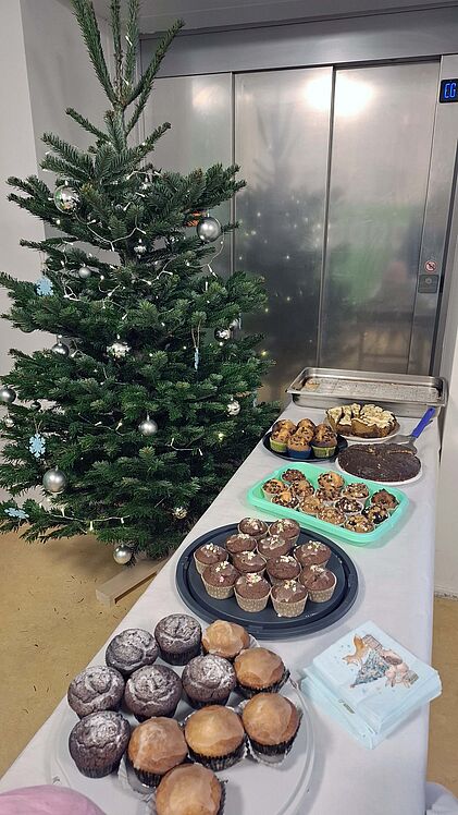 Weihnachtsbaum und Kuchenbuffet