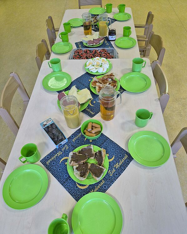 Gedeckter Frühstückstisch mit Zuckerfest-Deko