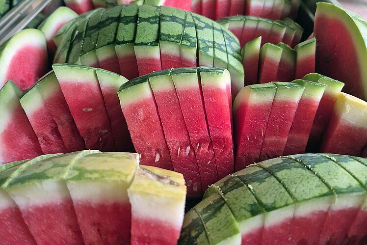 Nahaufnahme von in Scheiben geschnittenen Wassermelonen