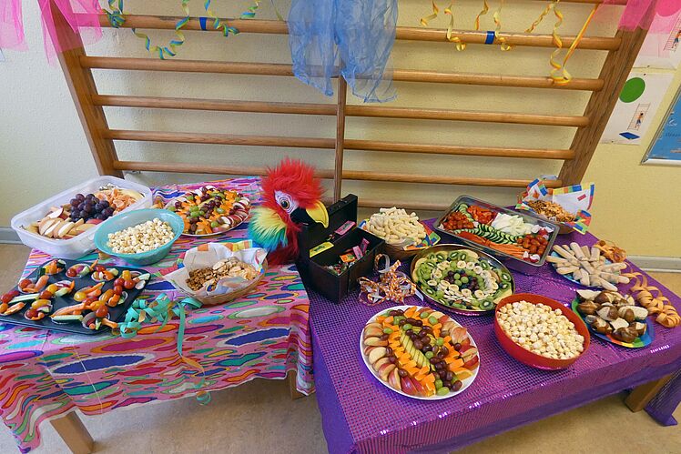 Buntes Faschingsbuffet vor der Sprossenwand