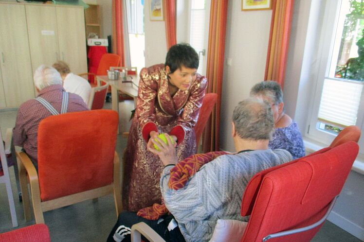 Märchenerzählerin im Gespräch mit Gästen der Tagespflege