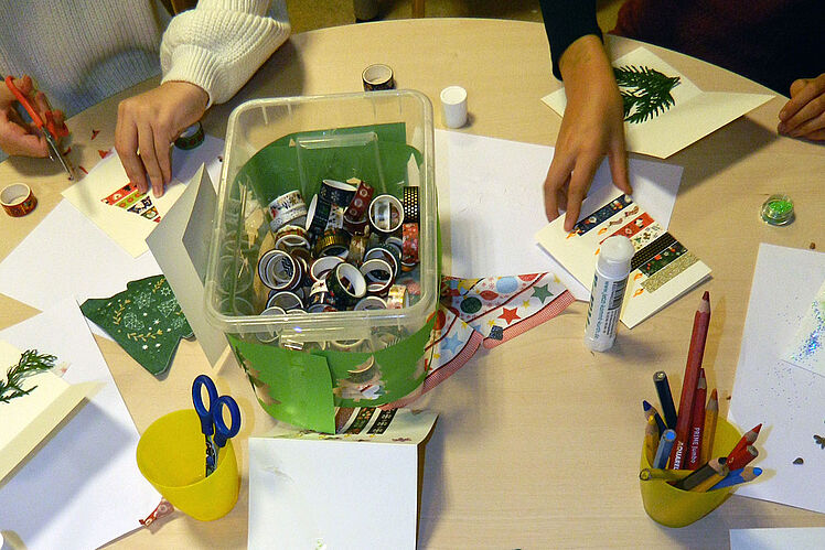 Tisch mit Bastelutensilien