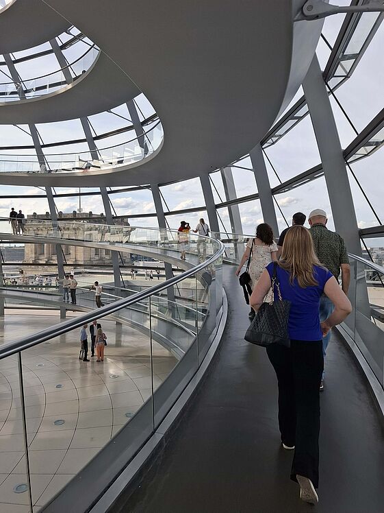 Besuchergruppe beim Weg zur Kuppel des Reichstagsgebäudes