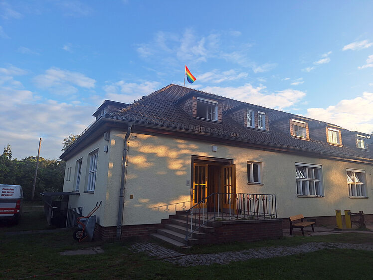 Kita-Gebäude mit Regenbogenfahne auf dem Dach