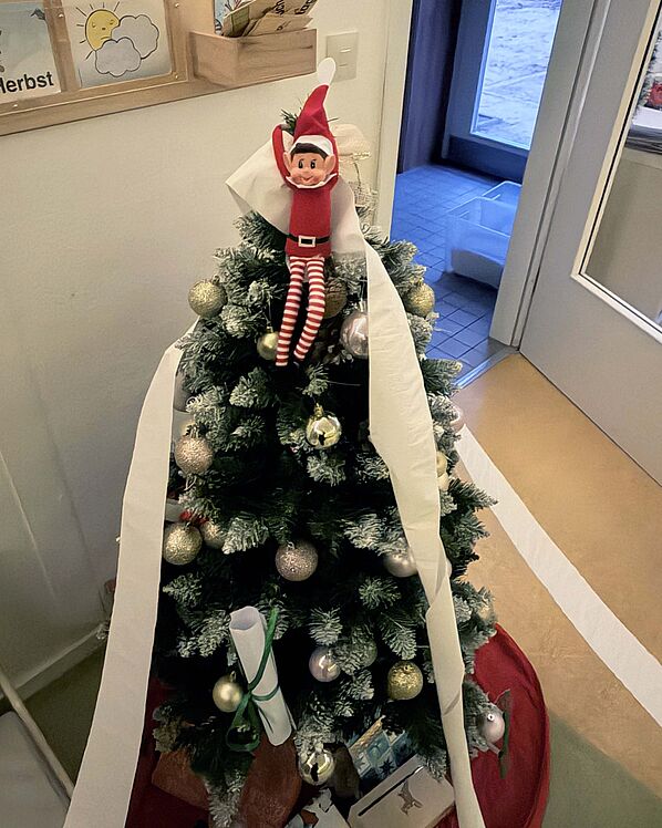 Wichtel und Toilettenpapier auf dem Weihnachtsbaum