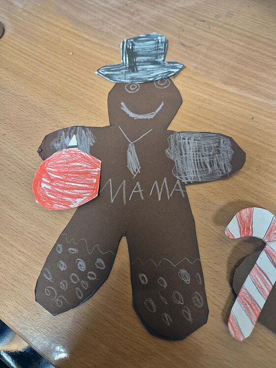 Lebkuchenfigur aus Papier mit der Aufschrift "Mama"
