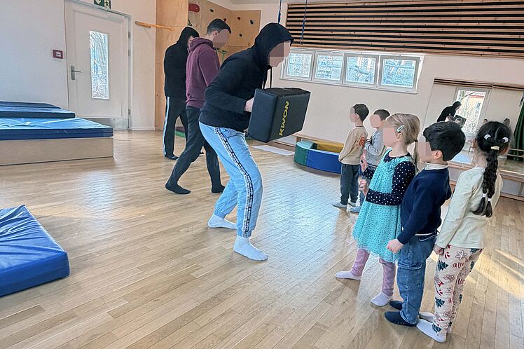 Kinder und Trainer*innen beim Sicherheitstraining