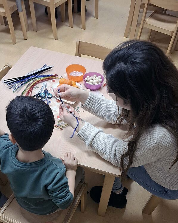 Mutter und Kind beim Basteln