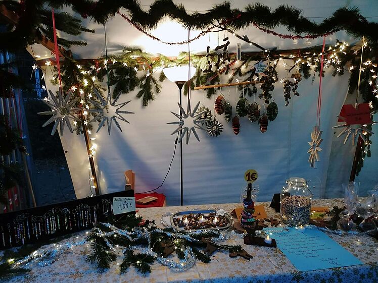 Festlich geschmückte Marktbude