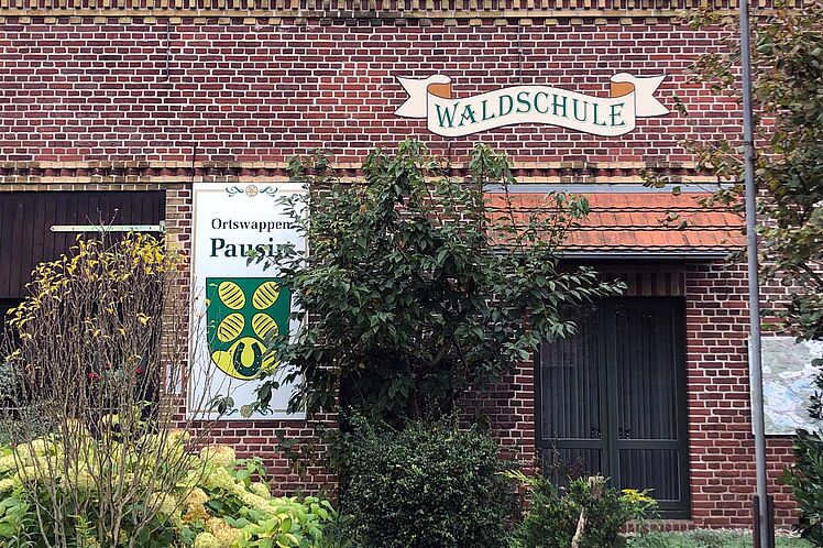 Ein Ausschnitt des Gebäudes der Waldschule Pausin von außen
