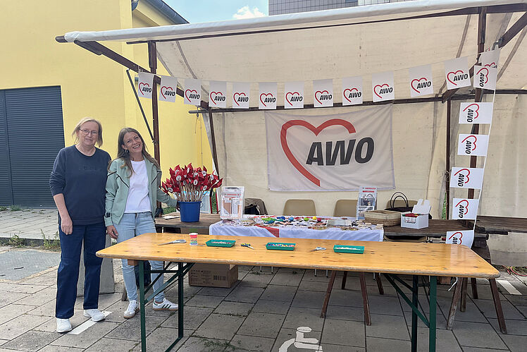 Zwei Kita-Mitarbeiterinnen am geschmückten AWO-Stand