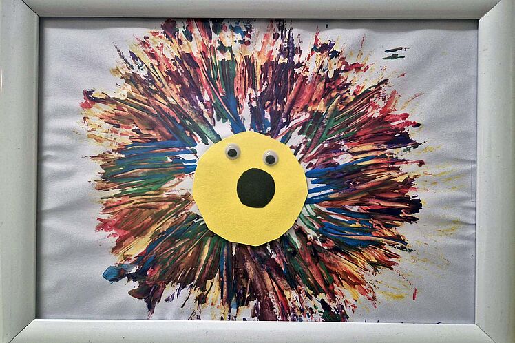 ein bunter Igel mit Kulleraugen, die Farbe wurde mit einer Gabel verteilt