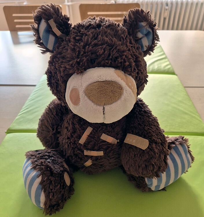 Teddy mit Pflastern