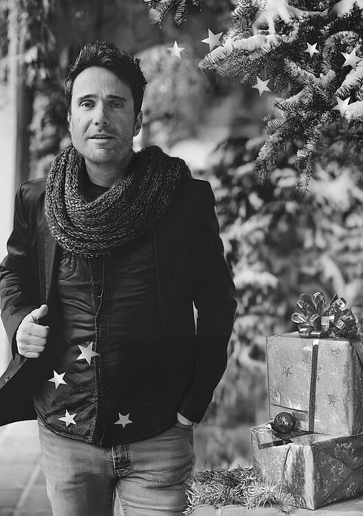Frank Brunet vor weihnachtlichem Hintergrund