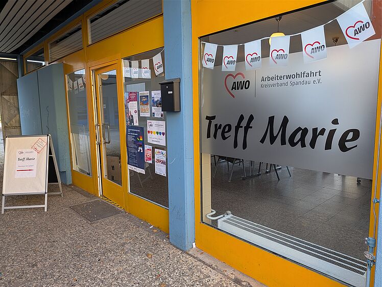 Eingangsbereich Treff Marie, mit AWO-Logo und Schriftzug auf Fensterbeklebung