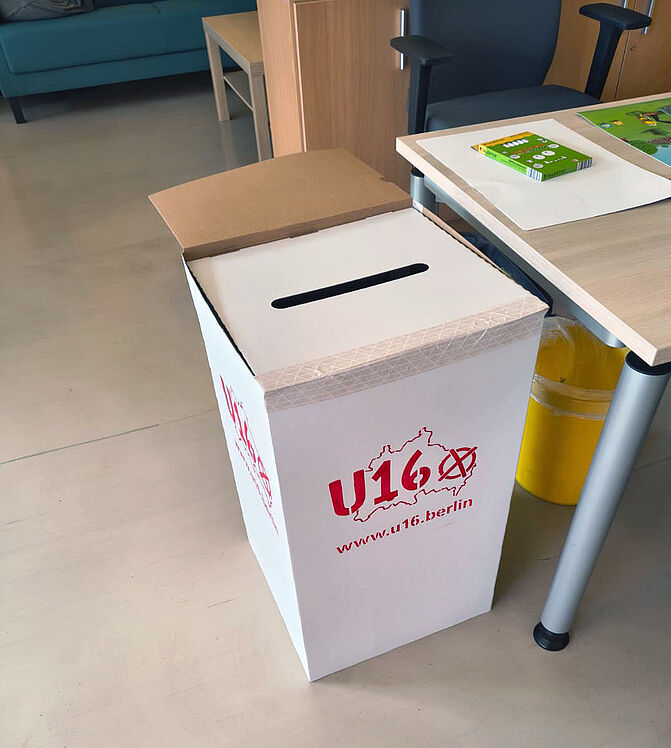 große weiße Wahlurne mit Aufdruck "U 16"