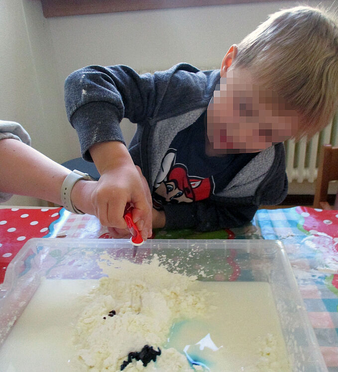 Kind beim Experimentieren